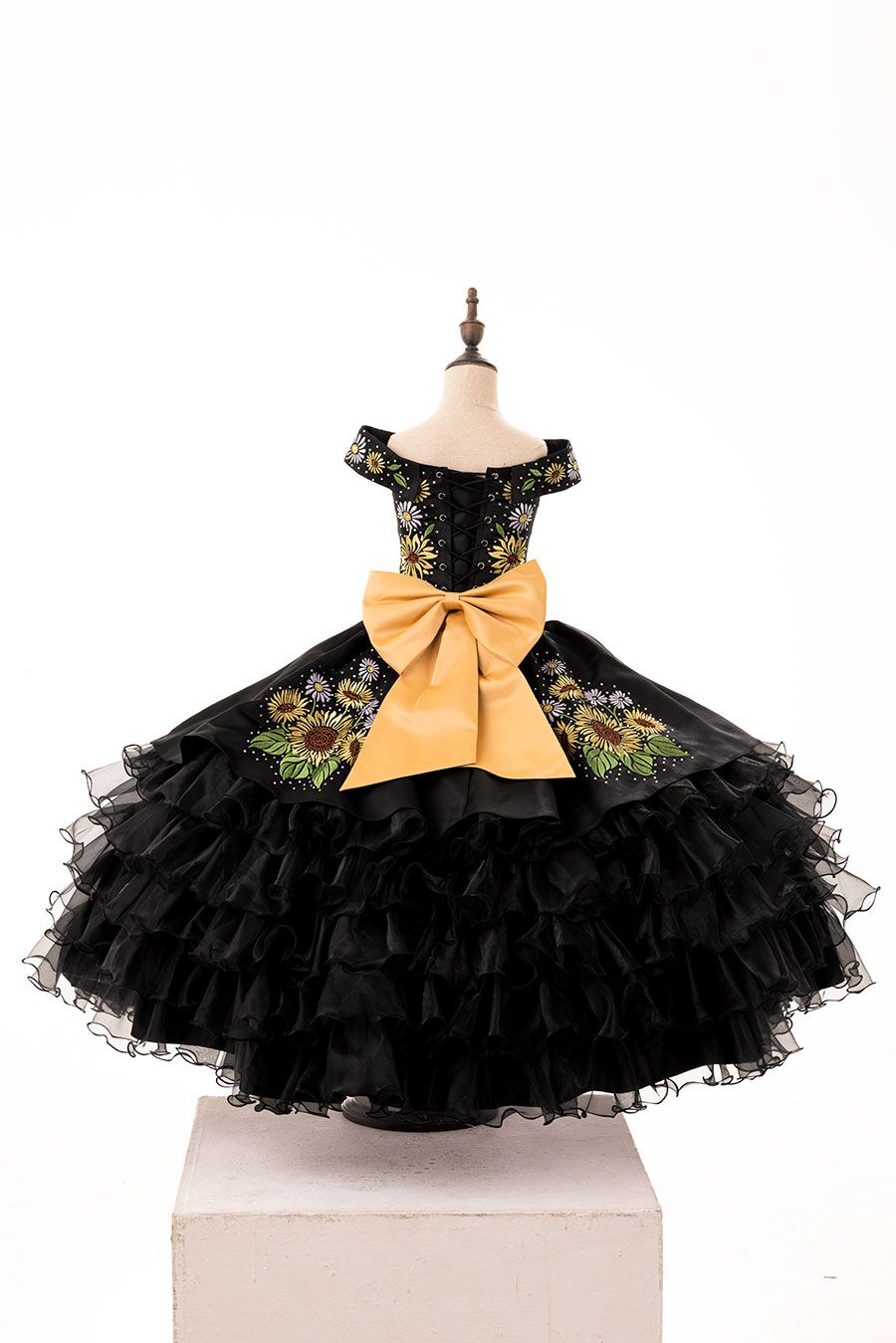 black charro with sunflowers, Charro negro de niña con girasoles y moño